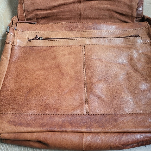 Spikes and Sparrow Noah 100% Leather Flap Shoulder Crossbody Bag - Picture 2 of 11